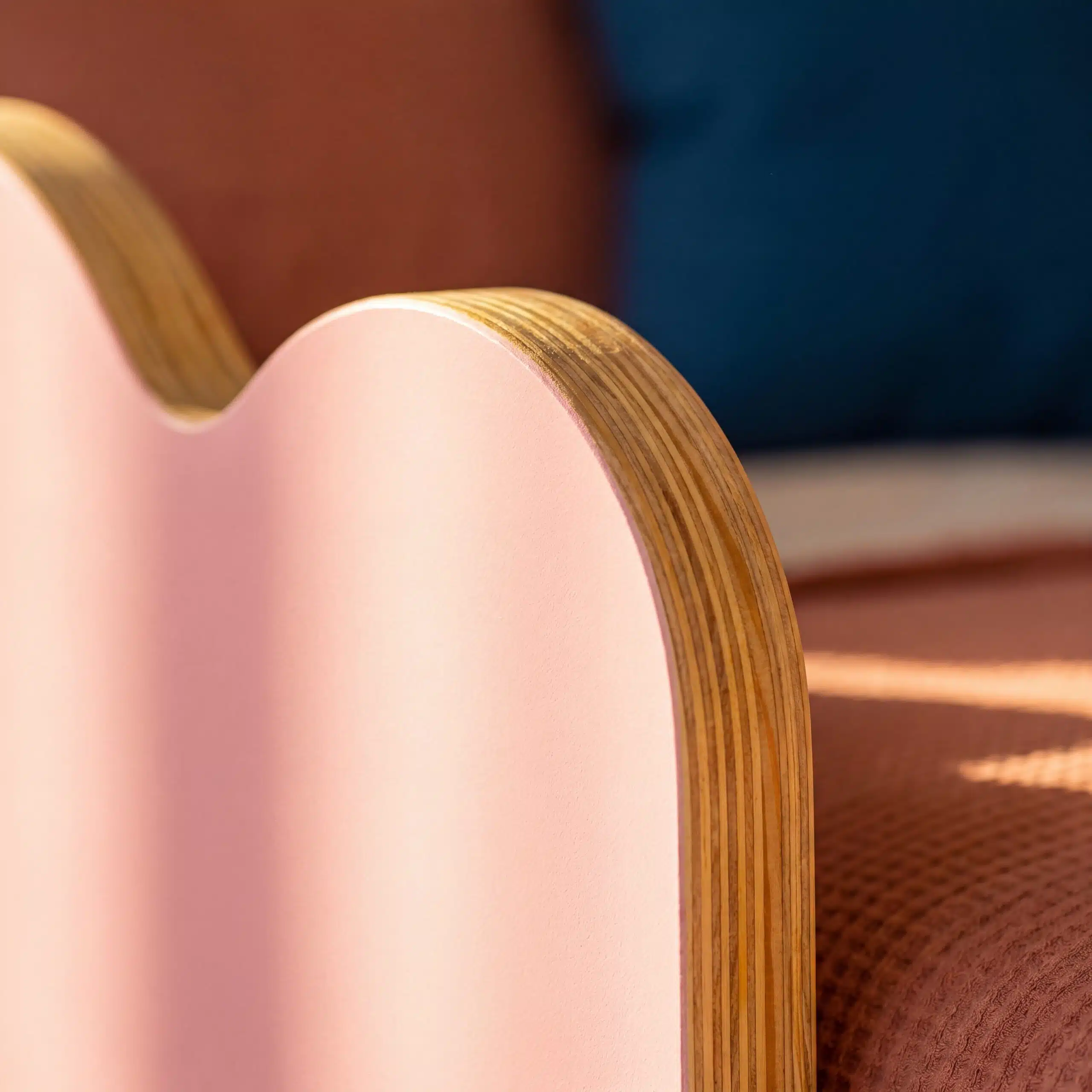 Cama Nube Montessori Monchy, detalle de bordes redondeados y terminacion segura en madera.